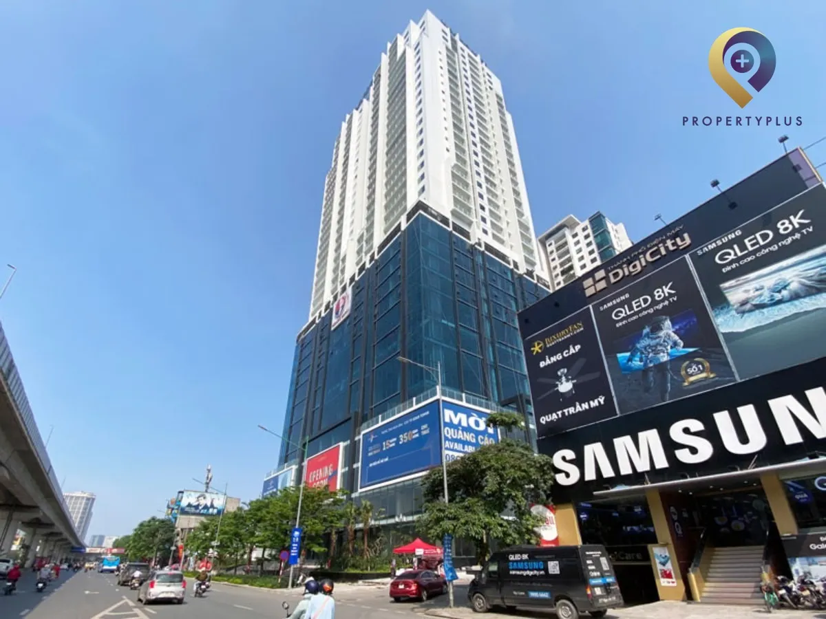 Tòa nhà Gold Tower nhìn từ góc đường, nổi bật với mặt kính hiện đại.